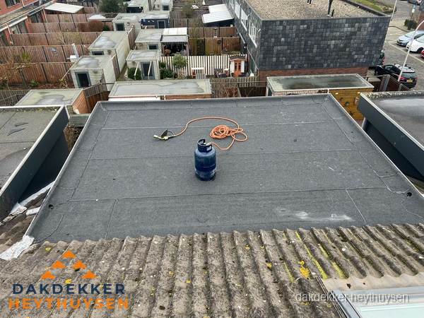 Plat dak met bitumen dakbedekking en brander in Heythuysen Plat dak met bitumen dakbedekking en brander in Heythuysen