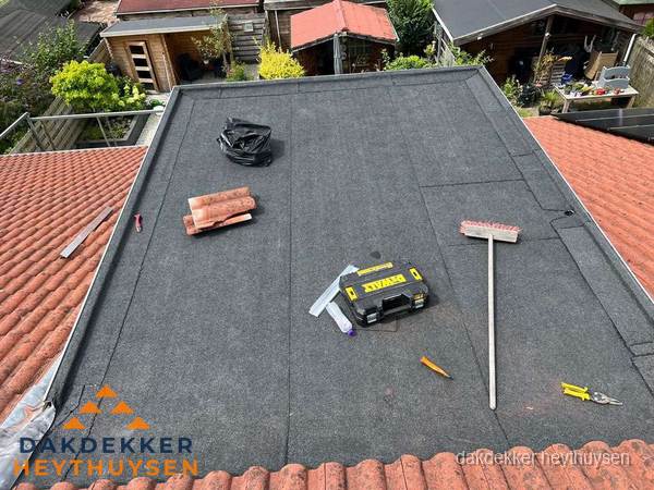 Gereedschap op nieuw plat dak na renovatie in Heythuysen
