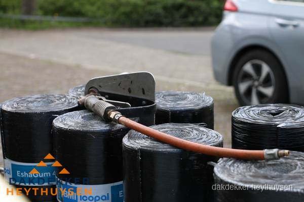 Rollen bitumen dakbedekking EshaGum klaar voor installatie in Heythuysen Rollen bitumen dakbedekking EshaGum klaar voor installatie in Heythuysen