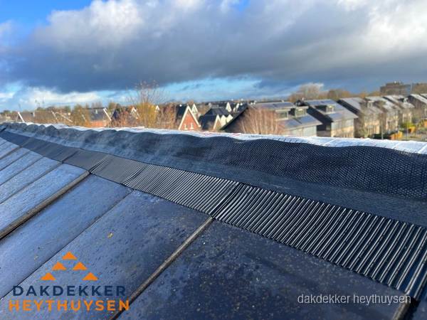 Dakisolatie bij de nok met ventilatieprofiel op schuin dak in Heythuysen