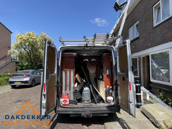 Spoed dakdekker bus met gereedschap en ladder bij woning in Heythuysen Spoed dakdekker bus met gereedschap en ladder bij woning in Heythuysen