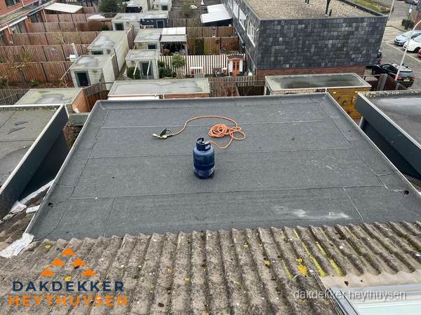 Plat dak met nieuwe bitumen dakbedekking en brandgereedschap in Heythuysen Plat dak met nieuwe bitumen dakbedekking en brandgereedschap in Heythuysen