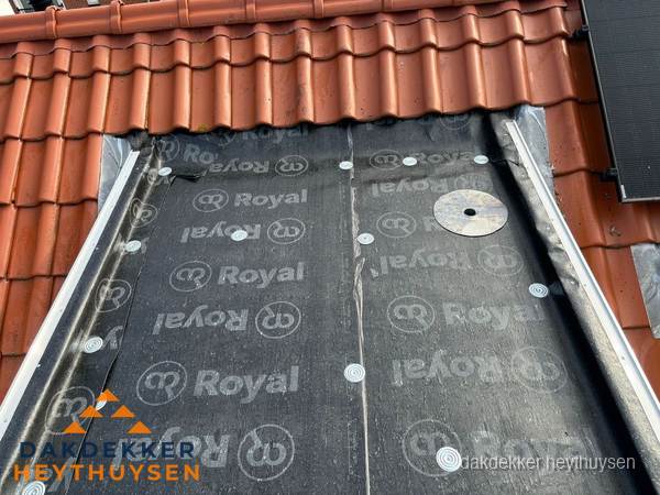 Nieuw dak met dakpannen en Royal onderlaag bij woning in Heythuysen