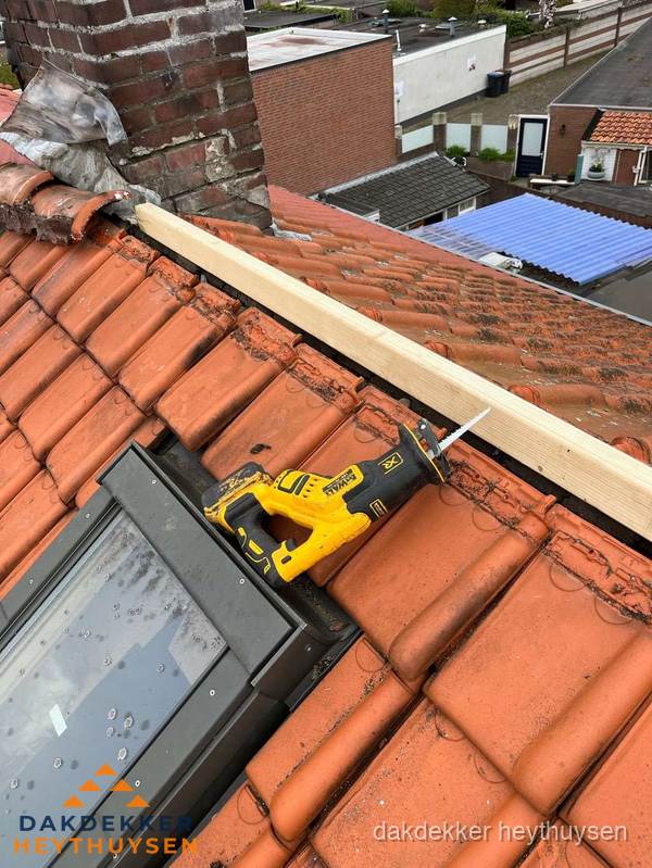 Kosten dak vervangen: werkzaamheden aan pannendak in Heythuysen Kosten dak vervangen: werkzaamheden aan pannendak in Heythuysen