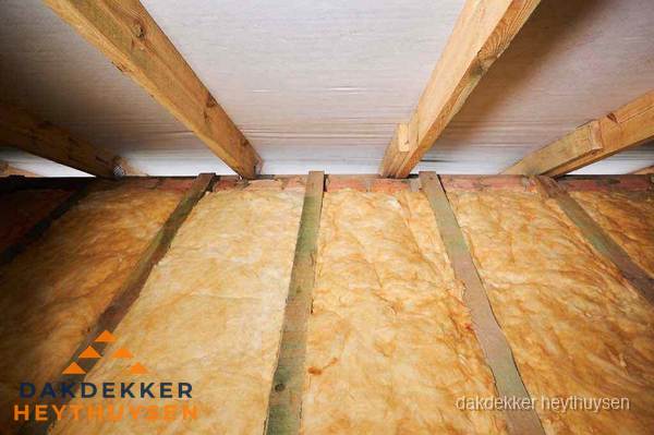 Dakisolatie met glaswol tussen dakspanten in Heythuysen