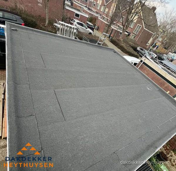 Nieuwe bitumen dakbedekking op plat dak van garage in Heythuysen Nieuwe bitumen dakbedekking op plat dak van garage in Heythuysen