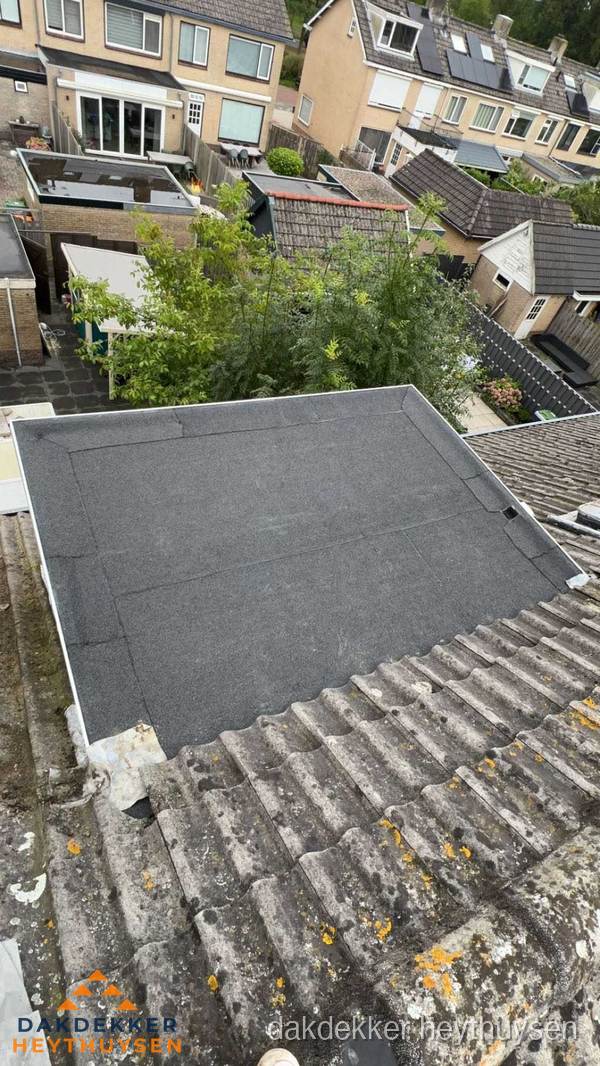 Plat dak aanbouw met bitumen dakbedekking in woonwijk Heythuysen