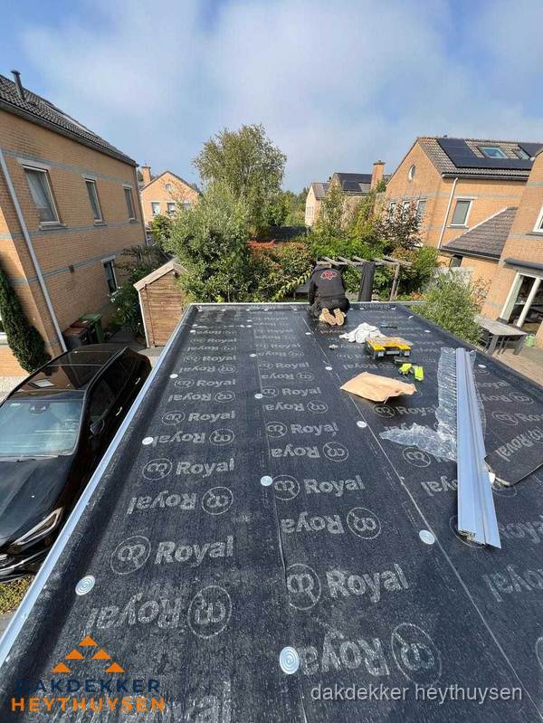 Nieuwe Royal bitumen dakbedekking op plat dak van aanbouw in Heythuysen