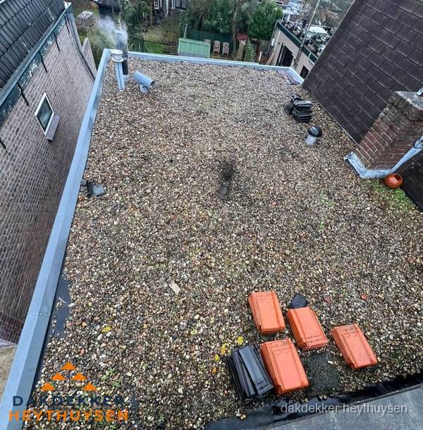 Plat dak met grindballast en dakdoorvoeren in Heythuysen Plat dak met grindballast en dakdoorvoeren in Heythuysen