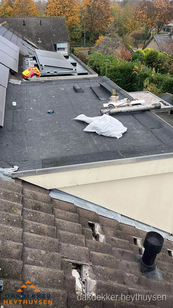 Beschadigde dakbedekking op plat dak voor reparatie in Heythuysen