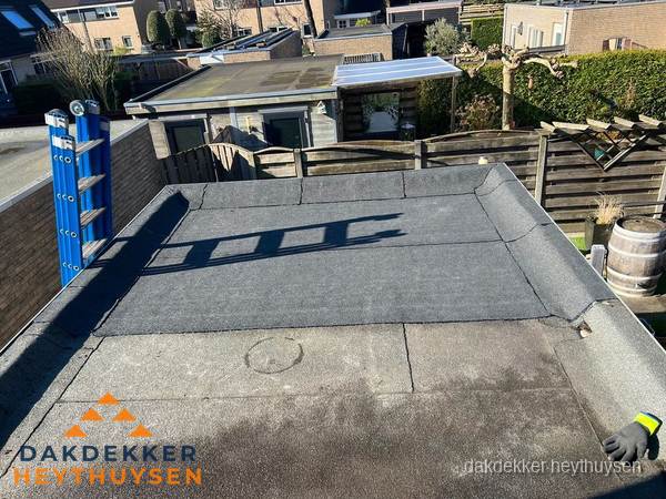 Dakdekker bij bitumen plat dak renovatie in Heythuysen Dakdekker bij bitumen plat dak renovatie in Heythuysen