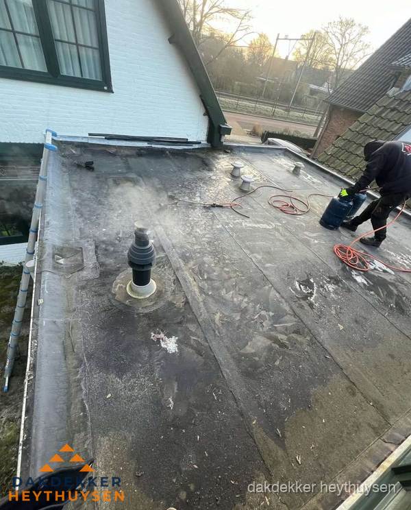 Dakdekker verhelpt daklekkage op plat dak in Heythuysen Dakdekker verhelpt daklekkage op plat dak in Heythuysen