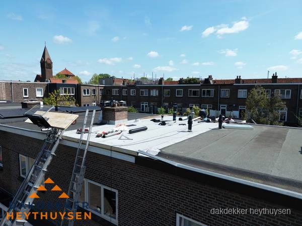 Dakdekkers aan het werk op plat dak in Heythuysen Dakdekkers aan het werk op plat dak in Heythuysen