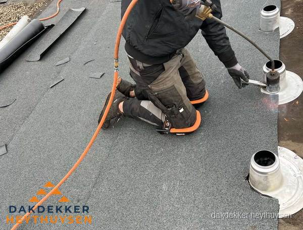 Dakdekker repareert bitumen dakleer bij dakdoorvoer in Heythuysen Dakdekker repareert bitumen dakleer bij dakdoorvoer in Heythuysen