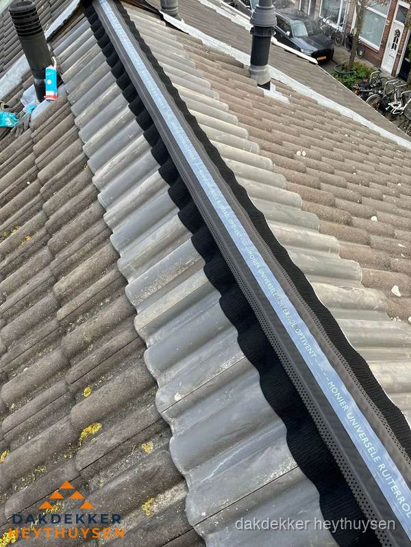 Nokvorst met Monier ventilatie op schuin pannendak in Heythuysen