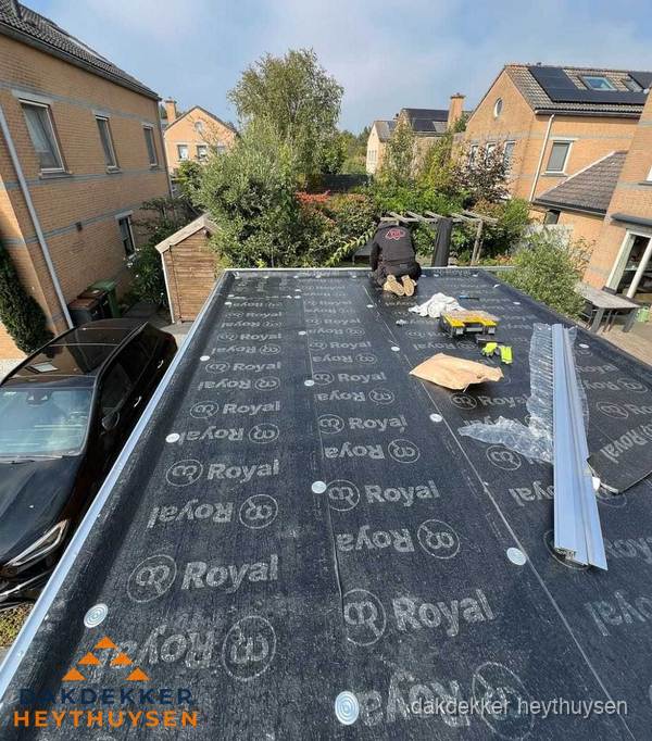 Dakdekker aan het werk op plat dak renovatie in Heythuysen