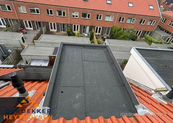 Plat dak met bitumen bedekking naast dakkapel in Heythuysen