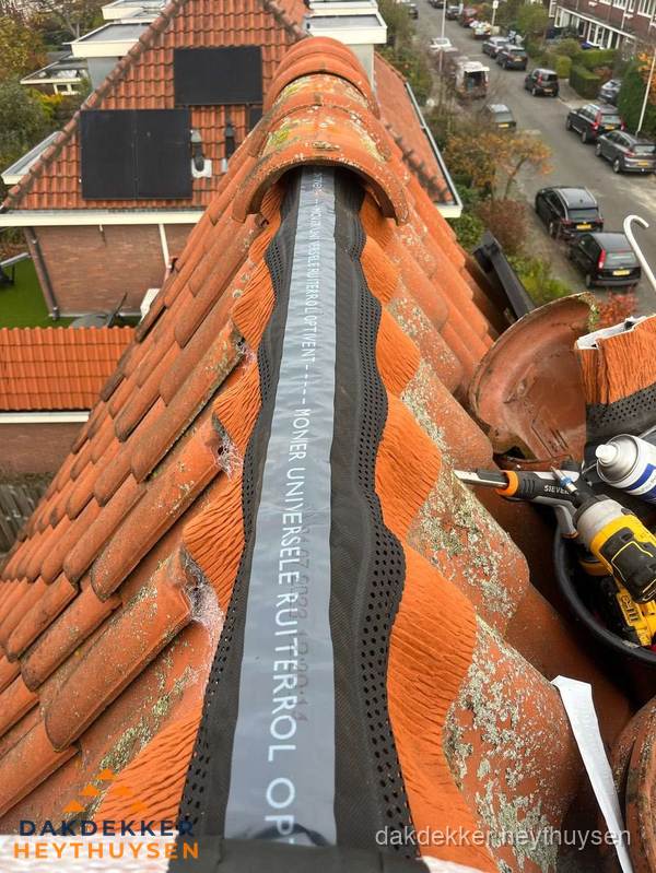 Dakdekker vervangt nokvorst met ruiterrol op pannendak in Heythuysen