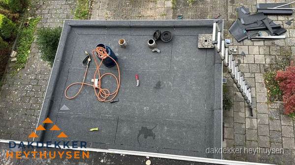 Plat dak met nieuwe bitumen bedekking in Heythuysen