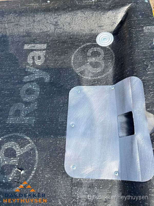 Dakgoot aansluiting op bitumen dak in Heythuysen