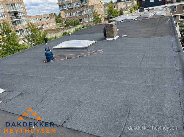 Bitumen dakbedekking op plat dak met lichtkoepel en schoorsteen in Heythuysen Bitumen dakbedekking op plat dak met lichtkoepel en schoorsteen in Heythuysen