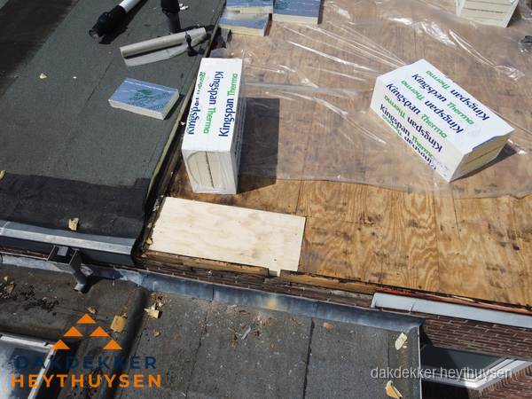 Plat dak isolatie met Kingspan isolatieplaten tijdens renovatie in Heythuysen