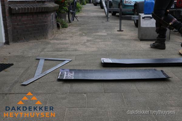 Dakbedekkingsmateriaal en zinkwerk klaargelegd voor reparatie in Heythuysen