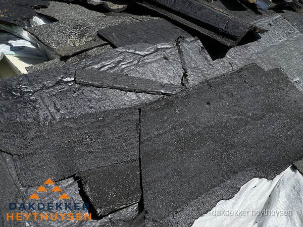 Verwijderd oud bitumen dakleer klaar voor vervanging in Heythuysen Verwijderd oud bitumen dakleer klaar voor vervanging in Heythuysen