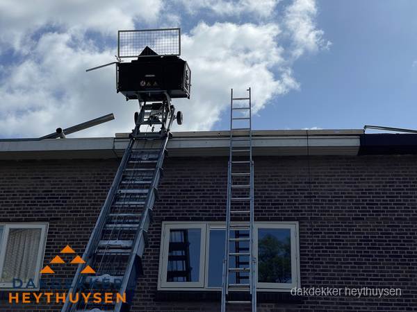 Ladderlift en ladder bij woning voor dakinspectie in Heythuysen Ladderlift en ladder bij woning voor dakinspectie in Heythuysen