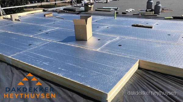 PIR isolatieplaten worden gelegd op plat dak voor dakisolatie in Heythuysen PIR isolatieplaten worden gelegd op plat dak voor dakisolatie in Heythuysen