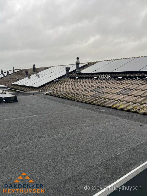 Bitumen dakbedekking op plat dak met aansluitend pannendak en zonnepanelen in Heythuysen Bitumen dakbedekking op plat dak met aansluitend pannendak en zonnepanelen in Heythuysen