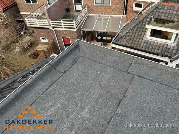 Overzicht plat dak met dakgoot in woonwijk Heythuysen Overzicht plat dak met dakgoot in woonwijk Heythuysen
