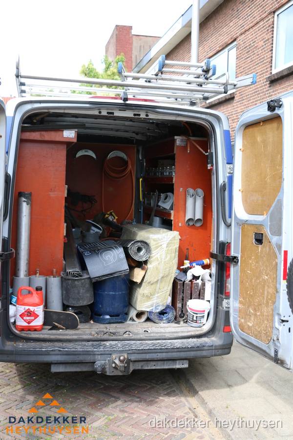 Bedrijfsbus van dakdekker met gereedschap en materialen in Heythuysen