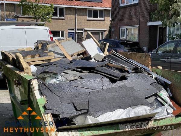 Afvalcontainer met gesloopt dakmateriaal tijdens dakkapel renovatie in Heythuysen
