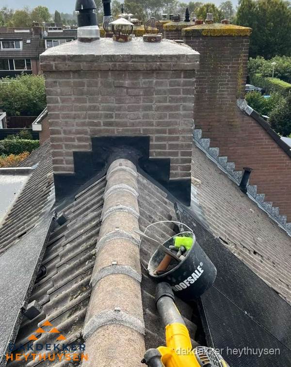 Schoorsteen met loodaansluiting en nokvorst op pannendak in Heythuysen Schoorsteen met loodaansluiting en nokvorst op pannendak in Heythuysen