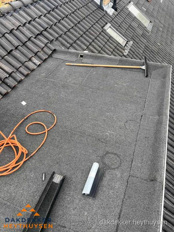 Plat dak reparatie met gereedschap en loodstroken in Heythuysen Plat dak reparatie met gereedschap en loodstroken in Heythuysen