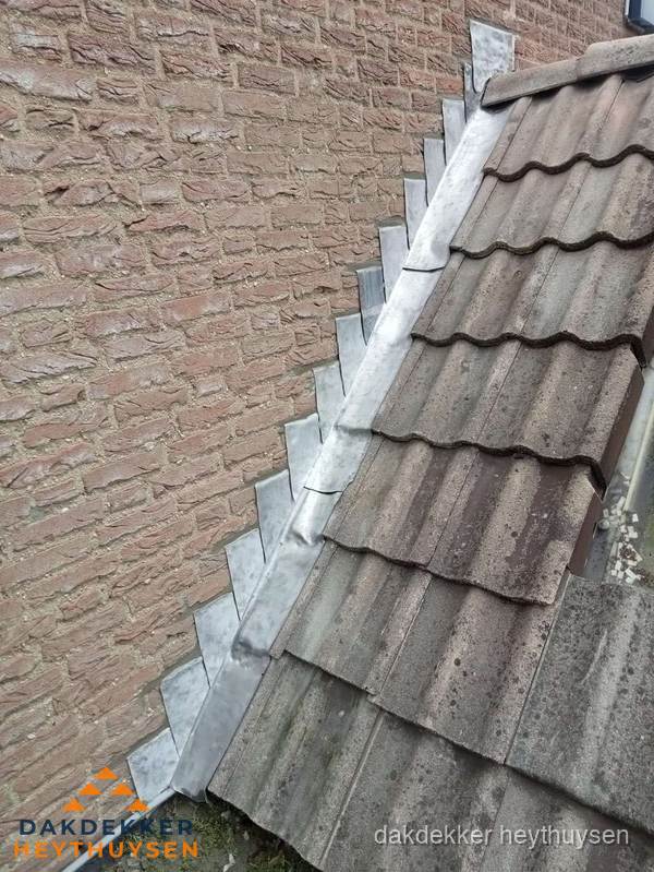 Loodslabben langs dakaansluiting bij bakstenen muur in Heythuysen Loodslabben langs dakaansluiting bij bakstenen muur in Heythuysen