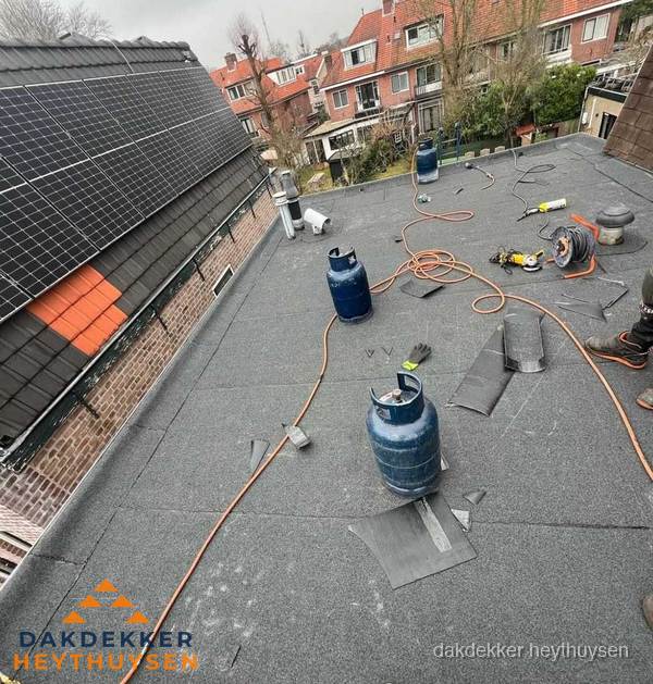 Daklekkage repareren met brandgereedschap op plat dak in Heythuysen Daklekkage repareren met brandgereedschap op plat dak in Heythuysen
