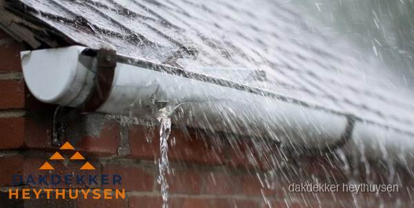 Lekkende dakgoot tijdens regenval in Heythuysen Lekkende dakgoot tijdens regenval in Heythuysen