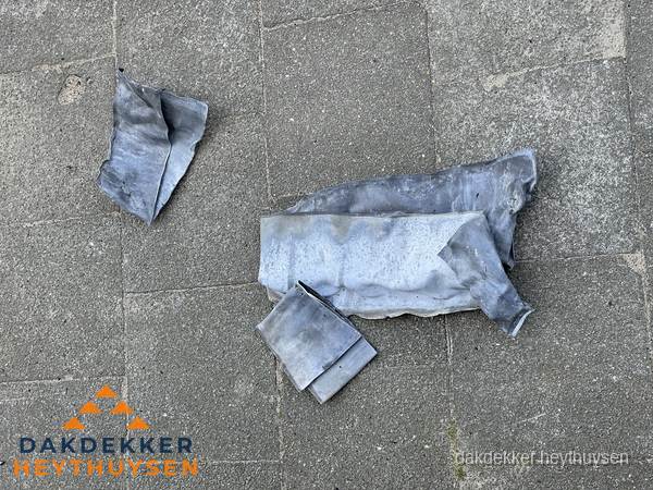 Oude verwijderde loodslabben na vervanging in Heythuysen Oude verwijderde loodslabben na vervanging in Heythuysen