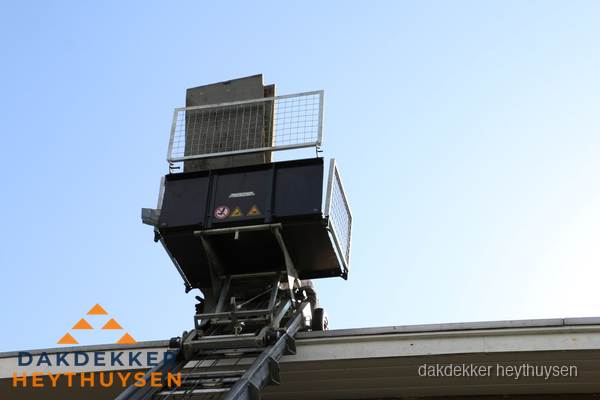Dakdekkerslift voor materiaal transport bij dakwerkzaamheden in Heythuysen