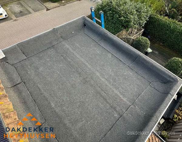 Gerenoveerd plat dak met nieuwe bitumen dakbedekking in Heythuysen