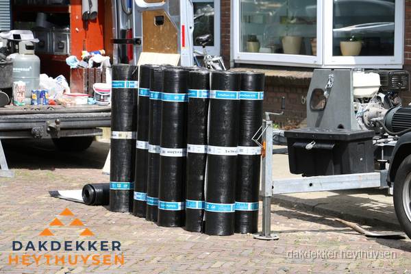 Rollen bitumen dakbedekking klaar voor daklekkage reparatie in Heythuysen Rollen bitumen dakbedekking klaar voor daklekkage reparatie in Heythuysen