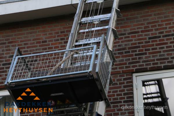Ladderlift met dakpannen voor dakpan reparatie in Heythuysen Ladderlift met dakpannen voor dakpan reparatie in Heythuysen