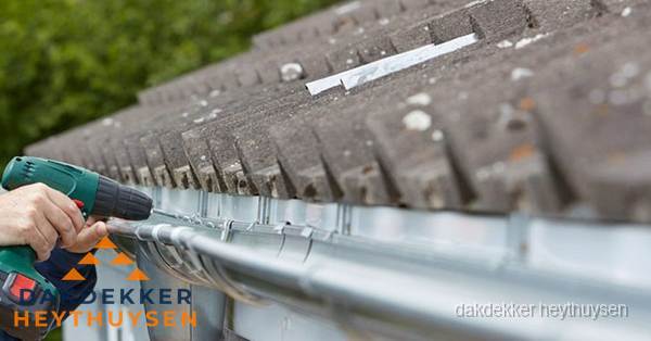 Dakgoot repareren met accuboormachine in Heythuysen Dakgoot repareren met accuboormachine in Heythuysen