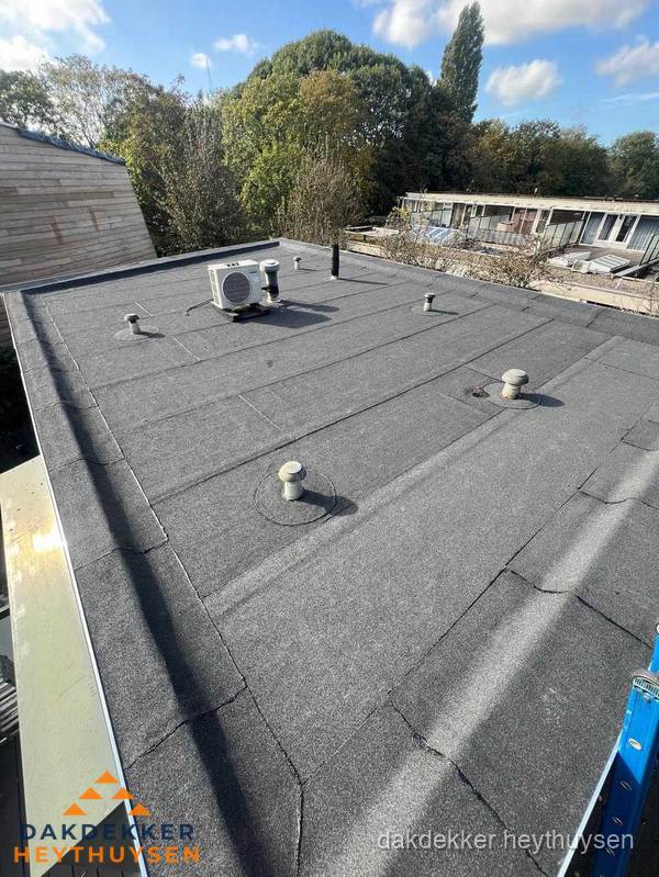 Kosten dakdekker: afgewerkt plat bedrijfsdak met bitumen in Heythuysen Kosten dakdekker: afgewerkt plat bedrijfsdak met bitumen in Heythuysen