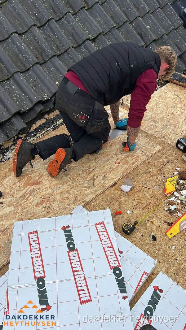 Dakdekker plaatst PIR-isolatieplaten op plat dak in Heythuysen