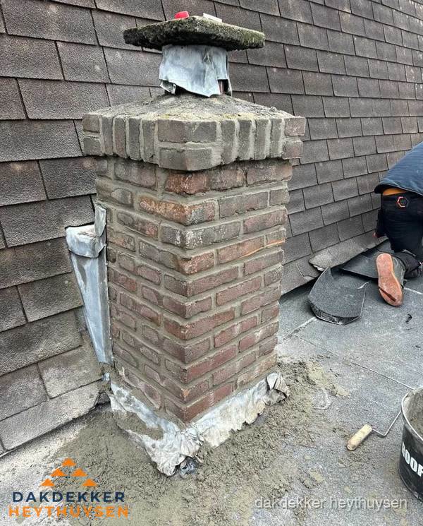 Schoorsteen reparatie met lood en voegwerk op leien dak in Heythuysen Schoorsteen reparatie met lood en voegwerk op leien dak in Heythuysen