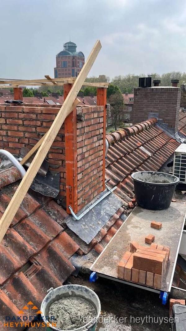 Schoorsteen renovatie met metselwerk op schuin dak in Heythuysen
