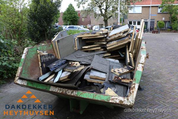 Puincontainer met oud dakmateriaal na dakrenovatie in Heythuysen